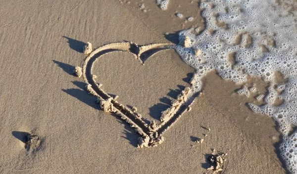 Kumsalın Kumlarına Çizilmiş Bir Kalp — Stok fotoğraf