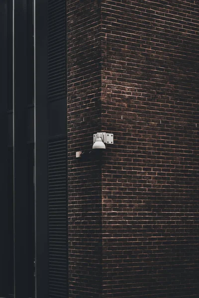 Uno Sparo Verticale Una Lampada Una Parete Edificio All Aperto — Foto Stock