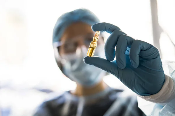 Medische Arts Laborant Holdingbuis Met Ncov Coronavirus Vaccin Voor 2019 — Stockfoto