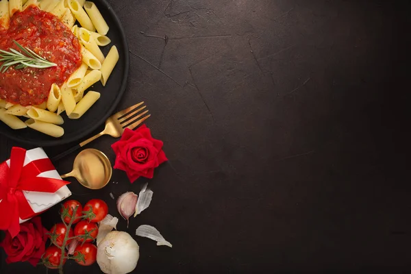 Primer Plano Plato Pasta Regalo Rosas Verduras Concepto Día San —  Fotos de Stock