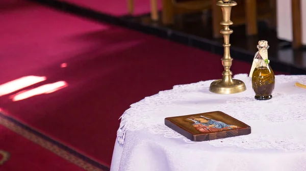 Közeli Görög Ortodox Vallási Cikkek Asztalon Borított Fehér Szövet — Stock Fotó