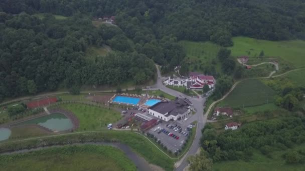 Resort Con Piscinas Coches Aparcados Bosque Srebrenik Bosnia Herzegovina Filmado — Vídeos de Stock