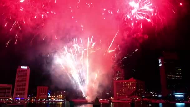 Kleurrijk Vuurwerk Boven Stad Tijdens Nacht — Stockvideo