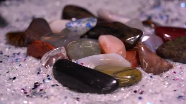 Вид Красиві Природні Мінеральні Камені Темному Тлі — стокове відео