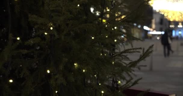 Schöner Weihnachtsbaum Mit Dekorativem Kranz Auf Der Straße Urlaubskonzept — Stockvideo