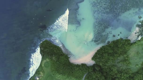 Une Plage Rocheuse Une Mer Ondulée Soleil — Video