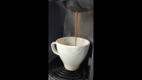 咖啡从机器中倒入4K的白杯中 — 图库视频影像
