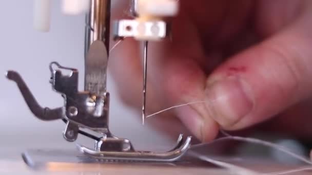 Closeup Hand Putting Thread Sewing Machine Needle — Stockvideo