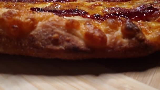 Varm Pizza Trä Skärbräda Ovanifrån — Stockvideo