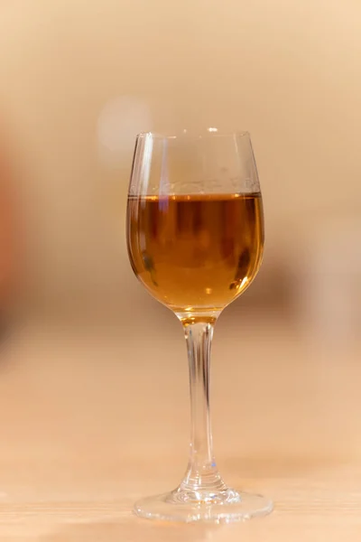 一杯马雷托利口酒的垂直镜头 — 图库照片