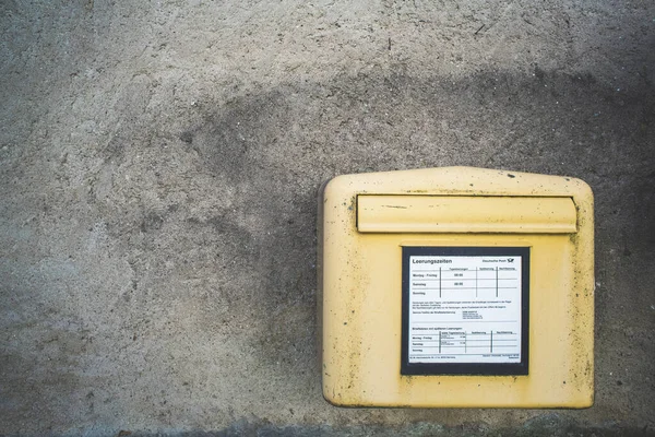 Ein Gelber Briefkasten Der Wand Kopierraum — Stockfoto