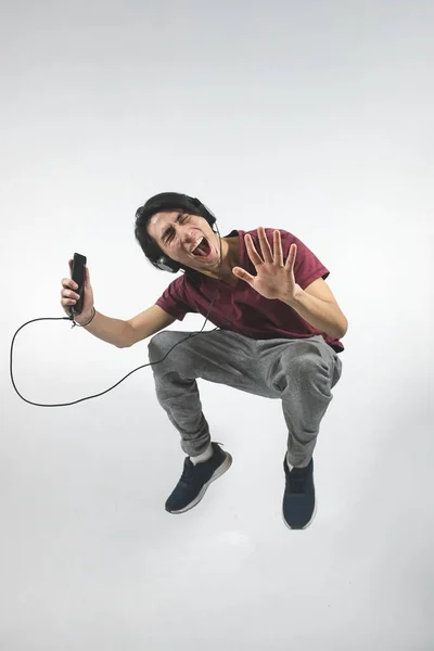 Homem Ouvindo Música Com Fones Ouvido Cantando Com Fechado — Fotografia de Stock