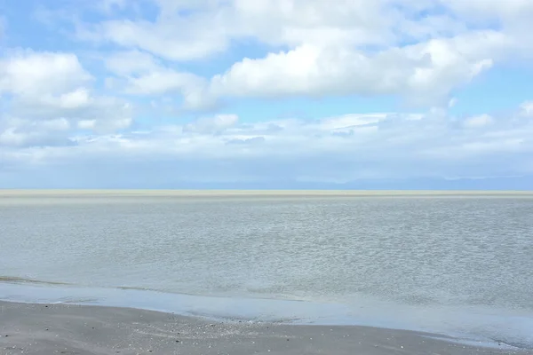 Een Prachtig Wolkenlandschap Boven Een Rustig Meerstrand — Stockfoto