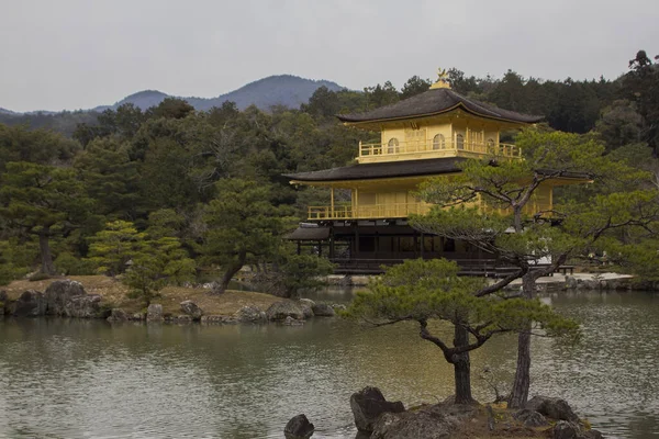 Vacker Utsikt Över Ett Tempel Omgivet Vatten Och Skog Kinkakuji — Stockfoto