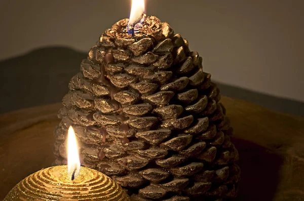 Selective Focus Shot Pine Cone Candle Spheric Glittery Candle Lit — Stock Photo, Image