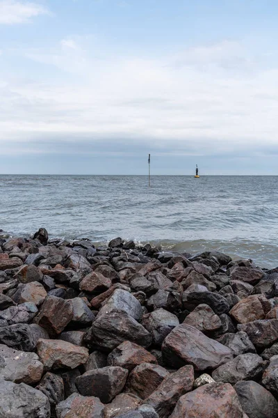 Eine Vertikale Aufnahme Von Kopfsteinpflaster Felsigen Meeresufer Hintergrund Eine Wasserlandschaft — Stockfoto