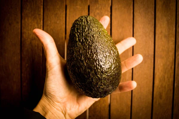 Una Vista Dall Alto Maschio Che Tiene Avocado — Foto Stock