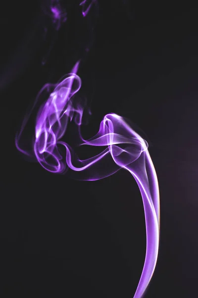 Egy Függőleges Lövés Lila Füst Felhők Sötét Háttér — Stock Fotó