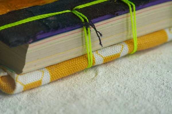 Tiro Close Livro Com Folhas Papel Encadernadas Com Fio Verde — Fotografia de Stock