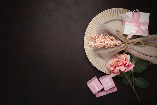 Eine Nahaufnahme Eines Tellers Mit Rose Geschenk Tischserviette Und Februar — Stockfoto