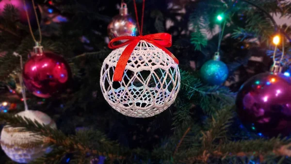 Tiro Close Uma Bola Bordado Com Uma Fita Árvore Natal — Fotografia de Stock