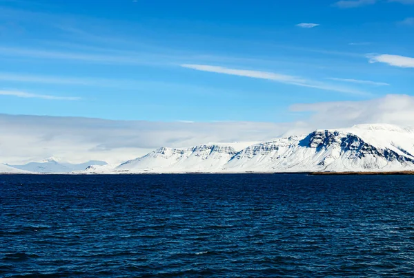 Гарний Кадр Блакитного Моря Сповненого Хвиль Перед Снігом Ісландії — стокове фото