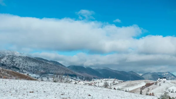 Вид Засніжені Зимові Пагорби Під Хмарним Небом — стокове фото