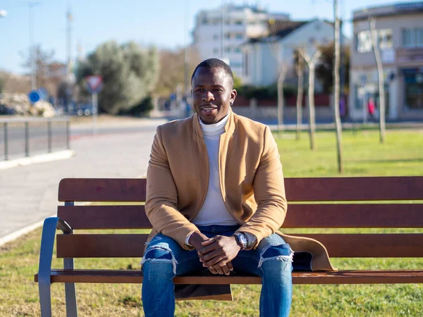 Een Oppervlakkige Focus Van Een Volwassen Stijlvolle Afrikaanse Man Jeans — Stockfoto
