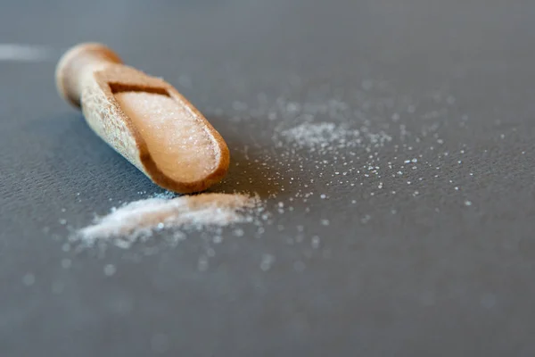 Foco Seletivo Close Açúcar Branco Refinado Uma Colher Madeira Uma — Fotografia de Stock