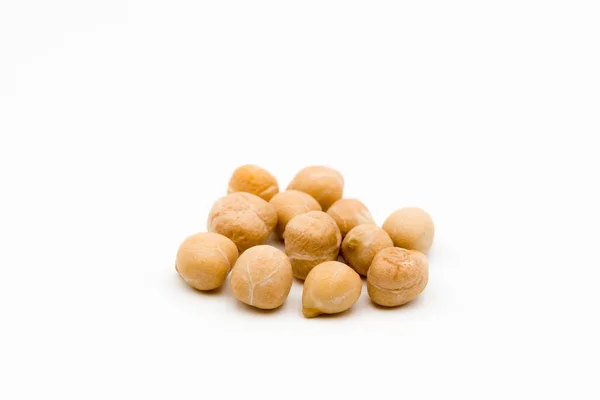 白い背景に隔離された生のヒヨコ豆の塊 — ストック写真