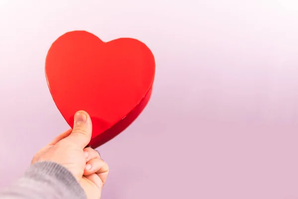 Una Hembra Sosteniendo Una Caja Regalo Roja Forma Corazón — Foto de Stock