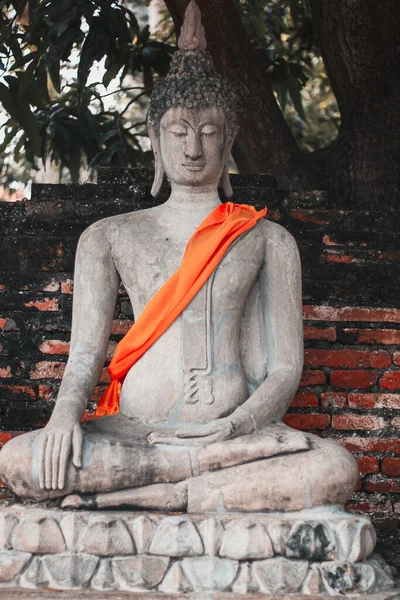 Plano Vertical Una Escultura Buda Con Una Banda Naranja — Foto de Stock