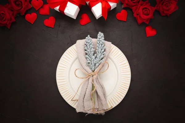 餐巾由玫瑰 礼物和盘子组成的特写 餐巾顶部有一张桌子餐巾 背景为黑色 — 图库照片