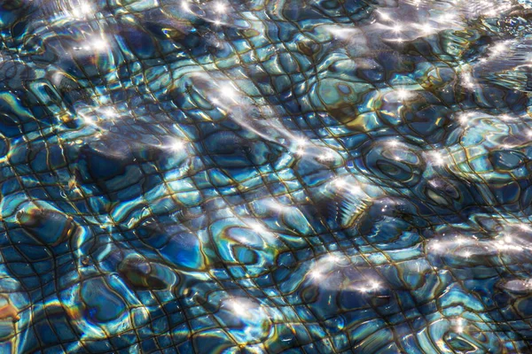 Víz Egy Medence Kék Csempe Tükrözik Napsugarak — Stock Fotó