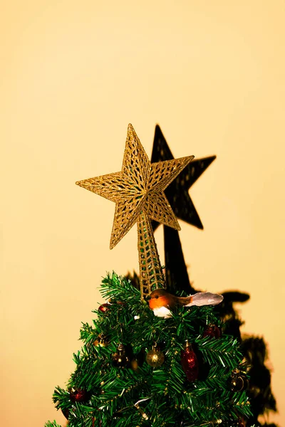 Disparo Vertical Una Estrella Decorativa Parte Superior Tre Navidad — Foto de Stock