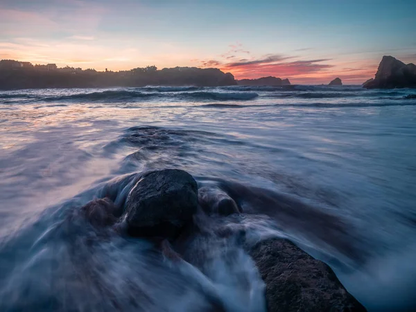 Belo Tiro Uma Praia Com Ondas Batendo Contra Rochas — Fotografia de Stock