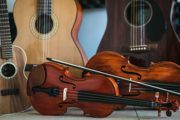 Close Diferentes Instrumentos Cordas Musicais Para Uma Escola Música — Fotografia de Stock