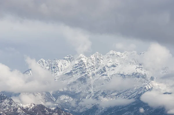 Bela Paisagem Uma Alta Montanha Rochosa Coberta Neve Sob Céu — Fotografia de Stock