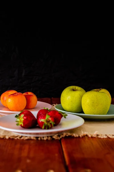 Vertical Shot Apples Strawberries Peaches Wooden Table — Stock Photo, Image