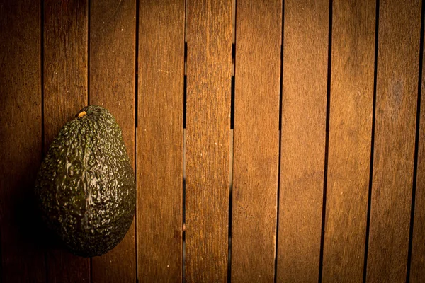 Une Vue Dessus Avocat Mûr Sur Une Table Bois — Photo