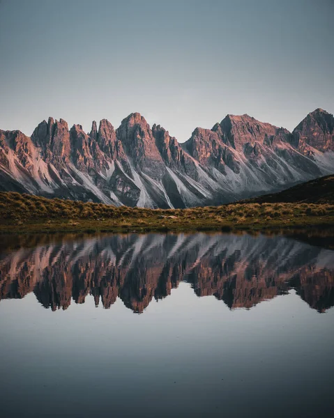 Μια Όμορφη Θέα Των Διάσημων Βουνών Kalkkoegel Αντανακλάται Μια Λίμνη — Φωτογραφία Αρχείου