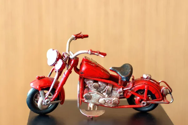 Close Modelo Motocicleta Vermelha Velha Miniatura Com Fundo Laranja — Fotografia de Stock