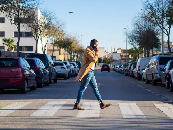 Foco Raso Homem Africano Elegante Falando Telefone Enquanto Atravessa Rua — Fotografia de Stock