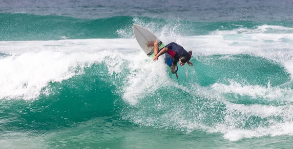 Una Mujer Traje Baño Surfeando Brasil —  Fotos de Stock