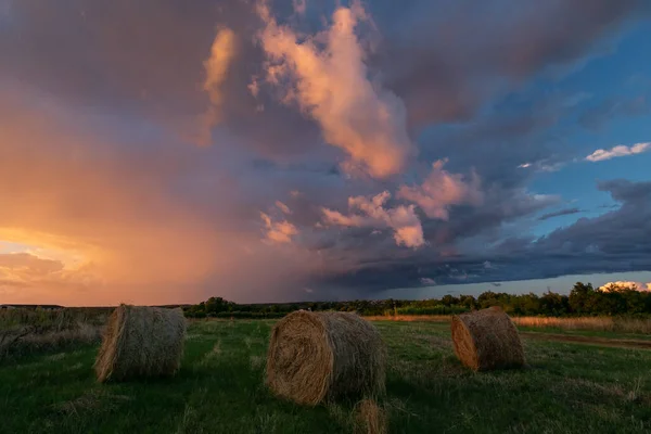Rullar Ett Fält Solnedgången Himlen — Stockfoto
