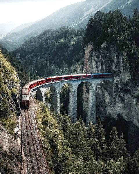 Tren Suizo Sobre Viaducto Landwasser Cerca Filisur Cantón Los Grisones — Foto de Stock