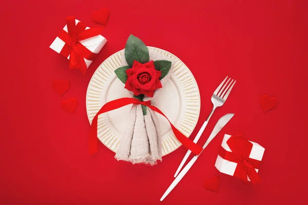 Крупный План Цветов Подарков Столовой Посуды Красном Фоне Дню Святого — стоковое фото