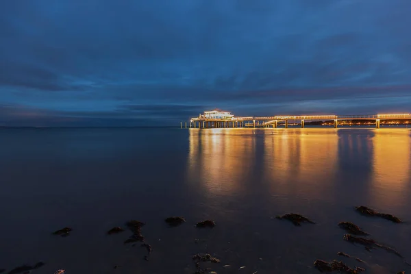 Ein Faszinierender Blick Auf Einen Pier Der Von Hellen Lichtern — Stockfoto