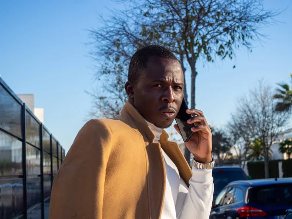 Foco Raso Homem Africano Adulto Elegante Falando Livre Telefone — Fotografia de Stock