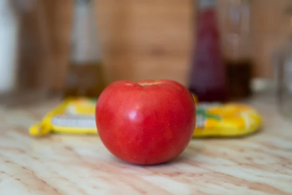 Tiro Perto Tomate Vermelho Maduro Mesa — Fotografia de Stock